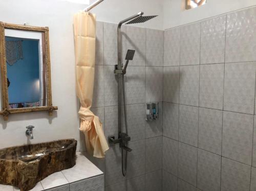 bagno con lavandino e doccia di Padang Homestay a Padang