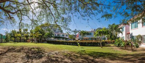 a park in front of a building at Hotel Parotas Manzanillo in Manzanillo