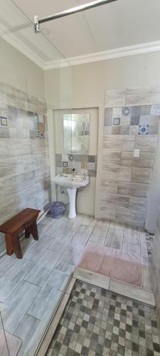 uma grande casa de banho com um lavatório e um espelho em Bo Kamer Guesthouse em Ermelo