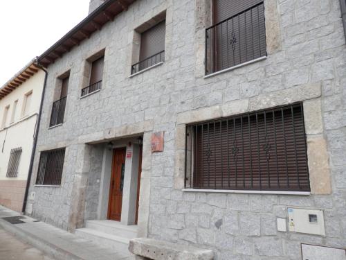 a building with a gate on the side of it at Casa Rural El Dolmen in Bernúy-Salinero