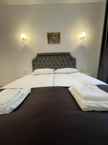 a bedroom with two beds with white sheets and pillows at COCHET BOUTIQUE in Târgu Jiu