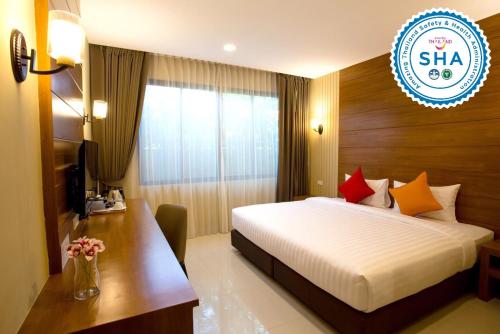 a hotel room with a bed and a desk at S Bangkok Hotel, Navamin in Ban Khi Sua