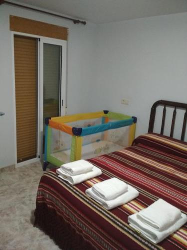 a room with two beds and a large fish tank at Antigua Casa Pepo y Casa Marieta in Herbés