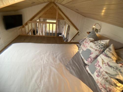 Voodi või voodid majutusasutuse The Cedar Tiny House toas