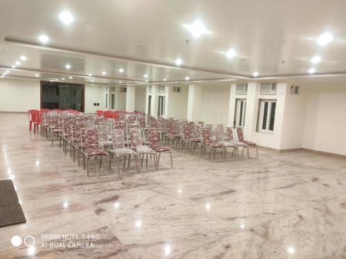 a room with a bunch of chairs and tables at Hotel Shree Shyam International in Bilāspur