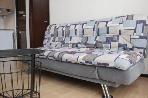 Ruang duduk di Deluxe & Cozy 3BR at Gateway Pasteur Apartment By Travelio