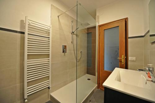 a bathroom with a glass shower and a sink at Casa Marconi in Tuoro sul Trasimeno