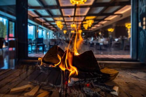 a fire pit in the middle of a restaurant at Hotel Belmont & Spa in Sinaia