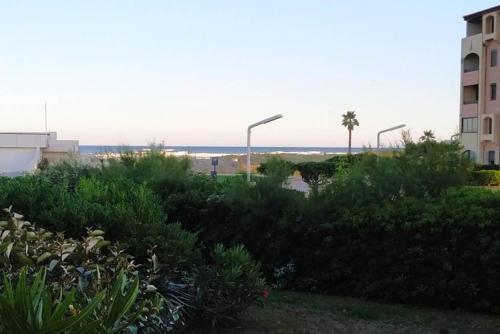 vistas a la playa y a un edificio en Studio cabine Marché de Noël - Vue mer, en Le Barcarès