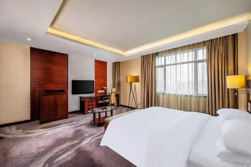 Postel nebo postele na pokoji v ubytování Crowne Plaza Foshan by IHG - Canton Fair free shuttle bus
