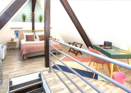 Dormitorio tipo loft con cama y escritorio en Duplex - Le Cosy - Hyper Centre, en Haguenau