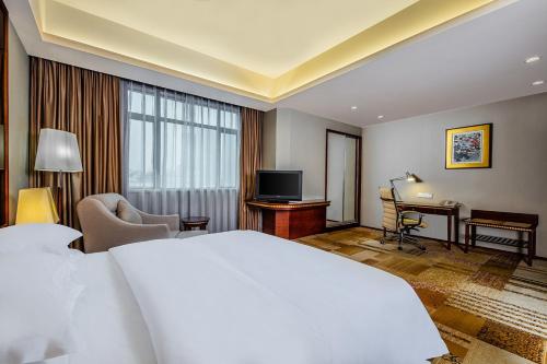 Postel nebo postele na pokoji v ubytování Crowne Plaza Foshan by IHG - Canton Fair free shuttle bus