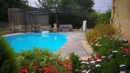 - une piscine dans un jardin fleuri dans l'établissement La Villa des Coteaux, à Pomport