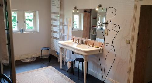 un baño con lavabo y espejo en La Villa des Coteaux, en Pomport