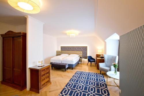 una camera da letto con un letto, una scrivania e una sedia di Hotel Secession an der Oper a Vienna