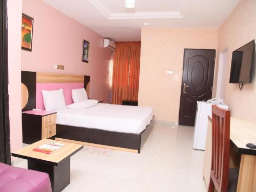 a hotel room with a bed and a tv at Nera Hotels in Jabi