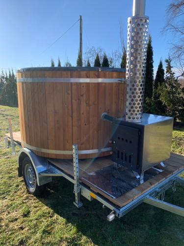 a wooden tub sitting on the back of a trailer at Trepimäe Holiday House in Vehendi