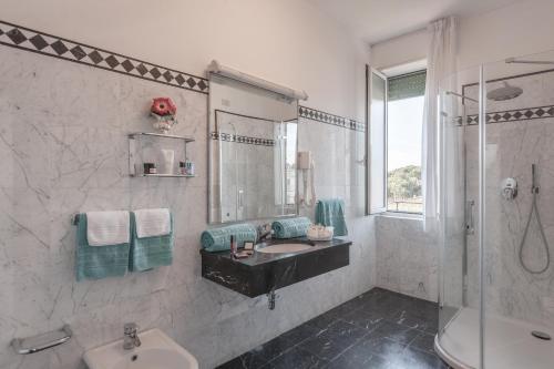 Bilik mandi di President Hotel