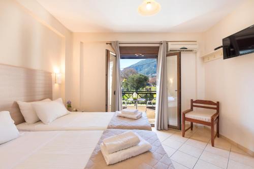 Postel nebo postele na pokoji v ubytování Lemon Tree Corfu Apartments by Konnect
