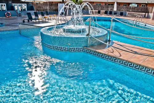 a fountain in the middle of a swimming pool at BQ Augusta Hotel in Palma de Mallorca