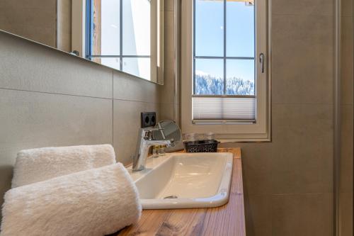 bagno con lavandino e specchio di Hotel Bergmahd a Steeg