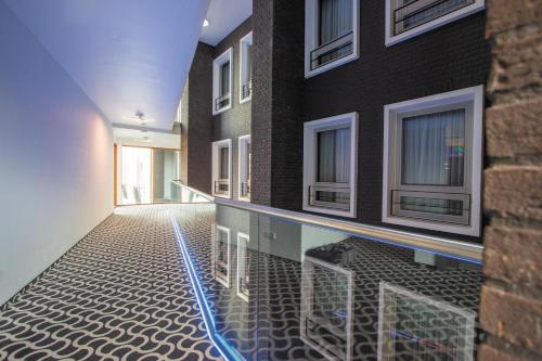 a hallway with a glass floor in a building at Golden Tulip West Ende in Helmond