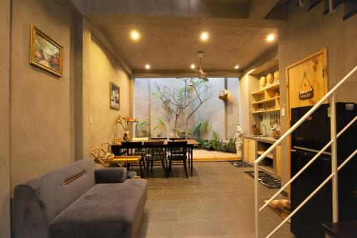 - un salon avec un canapé et une table dans l'établissement Soc House 1, à Vung Tau