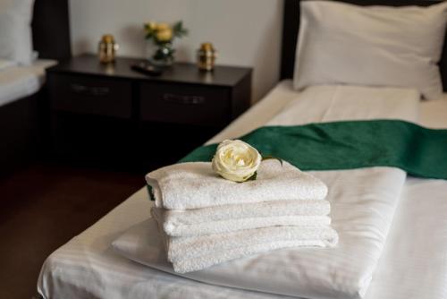 Кровать или кровати в номере Escala Rooms