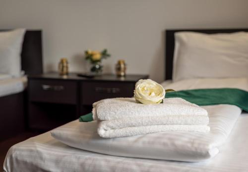 Кровать или кровати в номере Escala Rooms