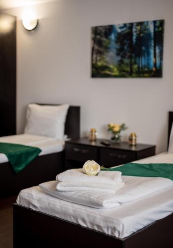 Кровать или кровати в номере Escala Rooms
