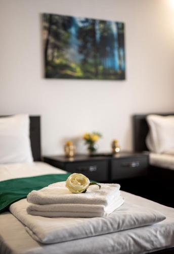 Кровать или кровати в номере Escala Rooms