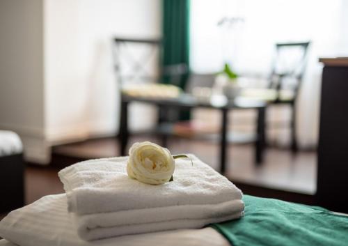 Кровать или кровати в номере Escala Rooms