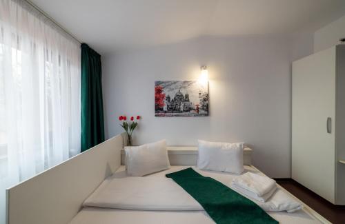 Кровать или кровати в номере Escala Rooms