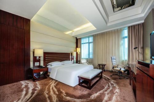Postel nebo postele na pokoji v ubytování Crowne Plaza Foshan by IHG - Canton Fair free shuttle bus