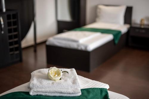Кровать или кровати в номере Escala Rooms
