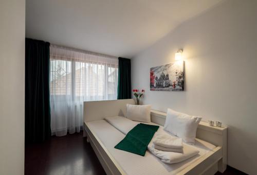 Кровать или кровати в номере Escala Rooms