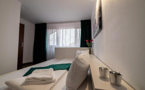 Кровать или кровати в номере Escala Rooms