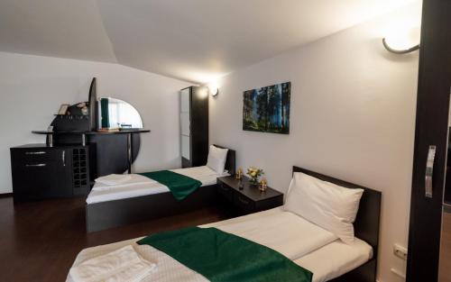 Кровать или кровати в номере Escala Rooms