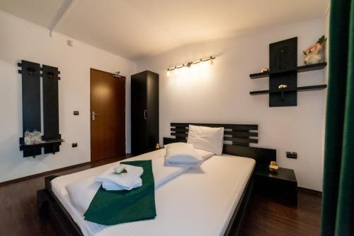 Кровать или кровати в номере Escala Rooms