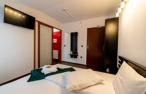 Кровать или кровати в номере Escala Rooms