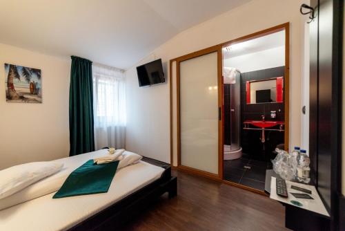 Кровать или кровати в номере Escala Rooms