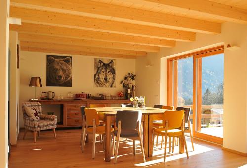 una sala da pranzo con tavolo e sedie di B & B Chalet Plan a Strembo