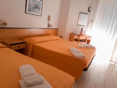 Postel nebo postele na pokoji v ubytování Hotel Admiral