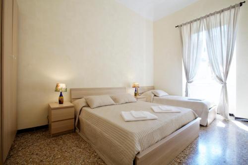 - une chambre avec 2 lits et une fenêtre dans l'établissement NORMA, à Levanto