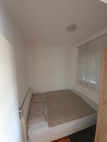 Llit o llits en una habitació de Apartman Nidžo