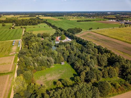 widok z powietrza na farmę pośrodku pola w obiekcie ASILI DELUXE - Zebra w mieście Lichtaart