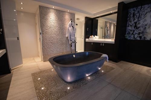 Kylpyhuone majoituspaikassa Van der Valk Hotel Nuland - 's-Hertogenbosch