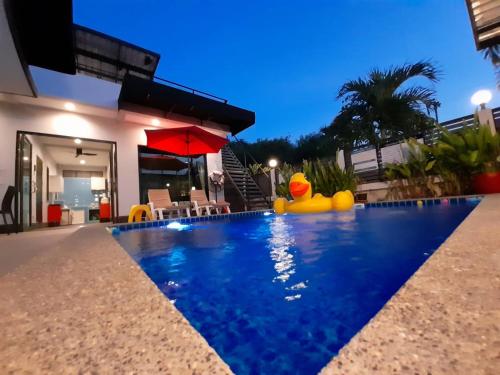 Πισίνα στο ή κοντά στο Pudpichaya Pool Villa