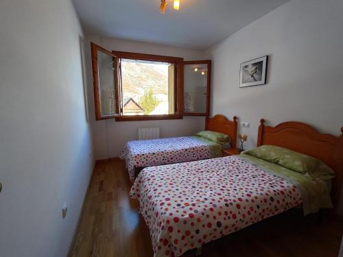 Giường trong phòng chung tại Apartamento conques Linsoles / Benasque