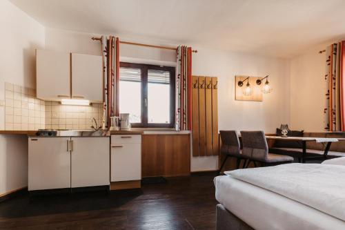 Postel nebo postele na pokoji v ubytování Alte Schmiede - das kleine Hotel